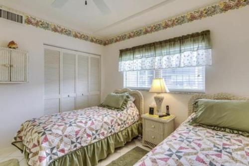 Three Bedroom Condo with Canal Views - image 2
