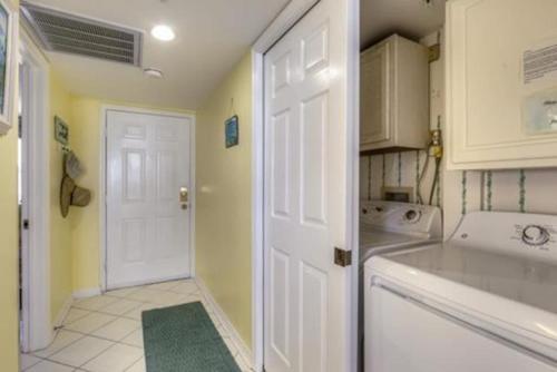 Three Bedroom Condo with Canal Views - image 5