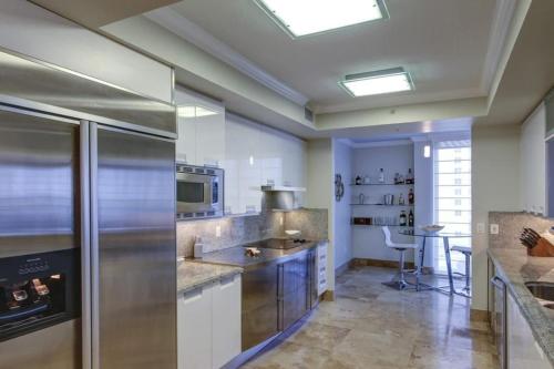 Three Bedroom Condo with Marina Views and Private Balcony - image 2