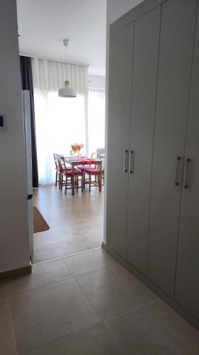 PMTR BAR Luxury Sea View 2BR Apartment Modern Pool Parking - image 3