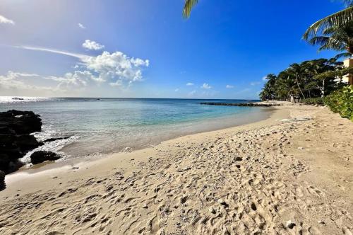 Coral Beach 101 2BR 2BR West Coast Condo, Pool, Rooftop, Beaches in Little Battaleys