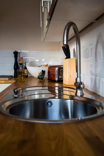 Harrogate Elite Self Contained Apartments - image 9