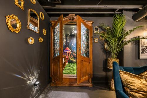 Storybook Escape - Hidden Speakeasy, Hot Tub, Sauna in Lees Summit (MO)