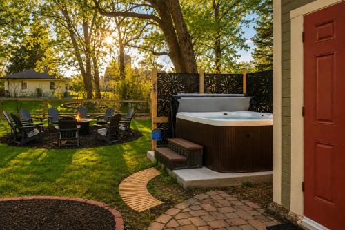 Storybook Escape - Hidden Speakeasy, Hot Tub, Sauna in Lees Summit (MO)