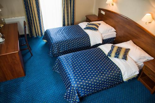 3 twin beds