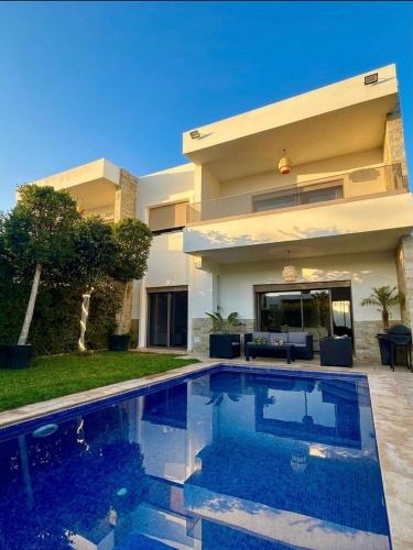 Villa SILYA 4 chambres piscine privée à 40 min de Casablanca (Villa SILYA 4 chambres piscine privee a 40 min de Casablanca) in ซิดิราฮัล