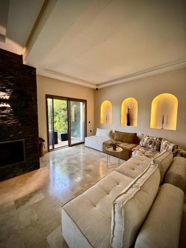 Villa SILYA 4 chambres piscine privée à 40 min de Casablanca (Villa SILYA 4 chambres piscine privee a 40 min de Casablanca) in ซิดิราฮัล