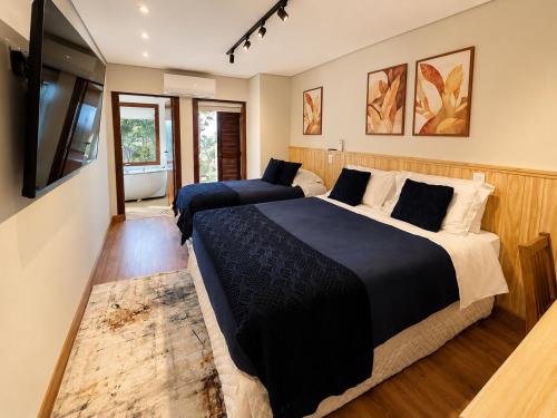 1 queen bed, 1 twin bed