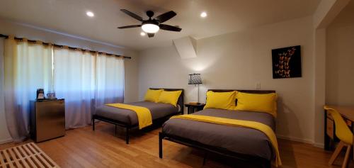 2 queen beds, 1 sofa bed