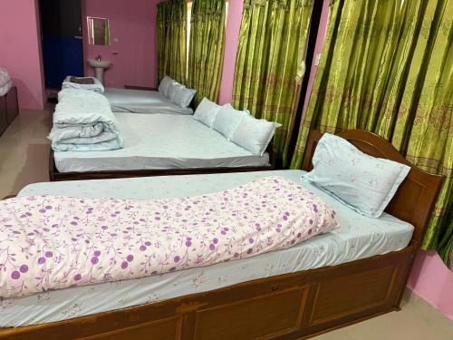 5 king beds, 1 twin bed