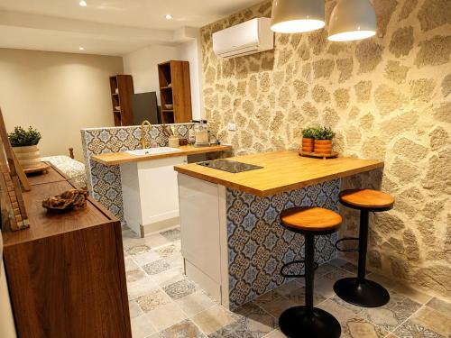 Air-conditioned Provençal studio, historic center