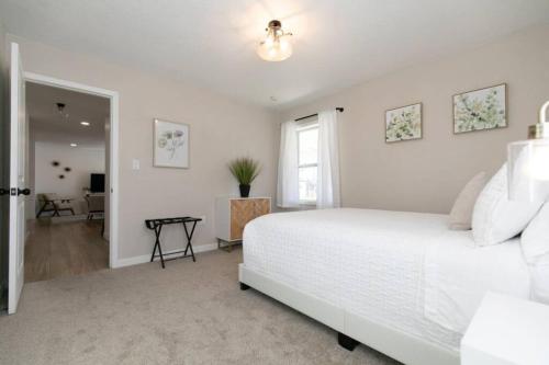 Private Chic 2br 10 min to Downtown Fast Wifi - image 3