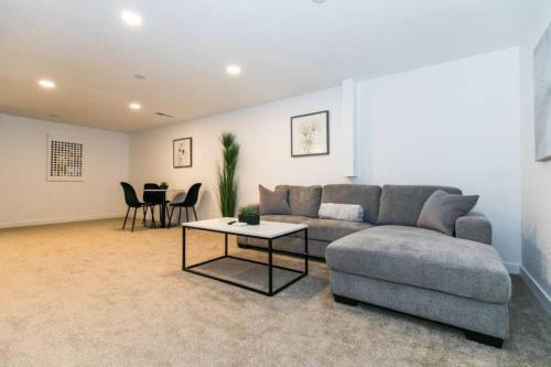 Cozy 2bd 10 min to Downtown Denver Fast Wifi - image 4