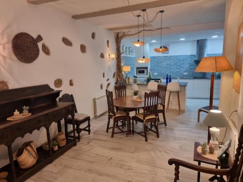 Casa Encantadora, 2 Habitaciones, Terraza y Aire Acondicionado - HISP-236-215