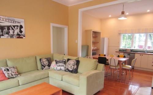 Poplar Cottage - warm and private, nature haven in Whakataki