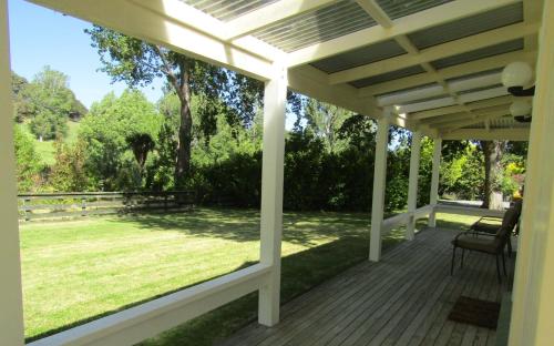 Erkély/terasz, Poplar Cottage - warm and private, nature haven in Whakataki