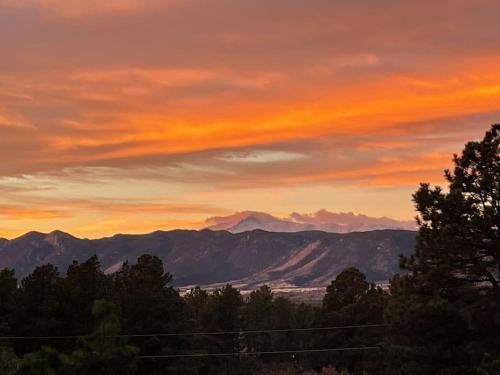Vaade, Pikes Peak Views + 6acre + Hot Tub + min to USAFA in Woodmoor (CO)
