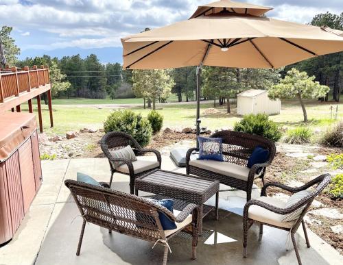 Pikes Peak Views + 6acre + Hot Tub + min to USAFA in Woodmoor (CO)