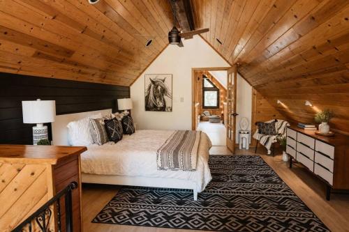 Romantic Forest Lovers Nest by Casa Oso in Bootjack (CA)