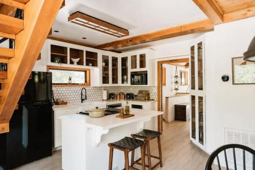 Romantic Forest Lovers Nest by Casa Oso in Bootjack (CA)