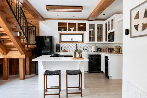 Romantic Forest Lovers Nest by Casa Oso in Bootjack (CA)