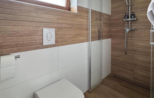 حمام, Pet Friendly Home In Duga Resa With Wifi in دوجاريسا