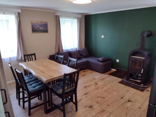 2 bedrooms, 4 beds
