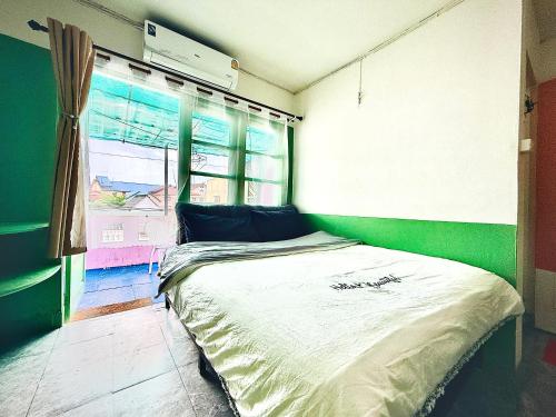 ห้องเตียงใหญ่พร้อมระเบียง  (Double Room with Balcony)