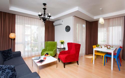 The Room Hotel & Apartments Room Type - Deluxe Triple Room