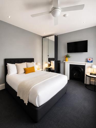 1 double bed, 1 twin bed