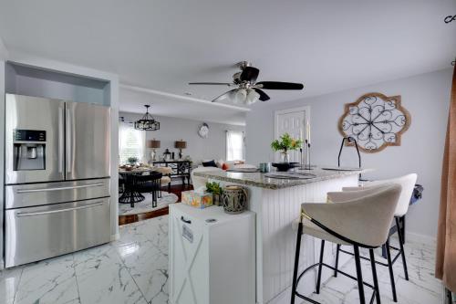 Rhode Island Family Retreat w/ Modern Interior! in 西沃威克