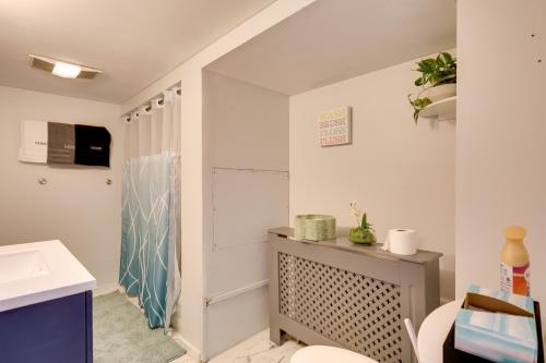 Rhode Island Family Retreat w/ Modern Interior! in 西沃威克