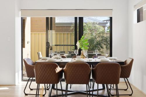 NEW BUILD! Spacious Modern 5-Bed Bentley Townhouse - image 3