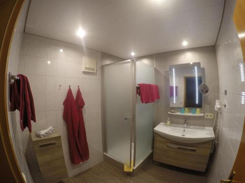 2 bedrooms, 5 beds