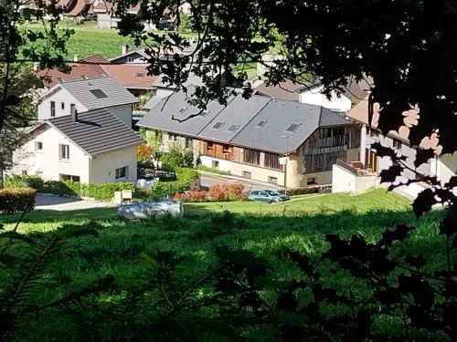 Studio minimaliste, lac et montagnes