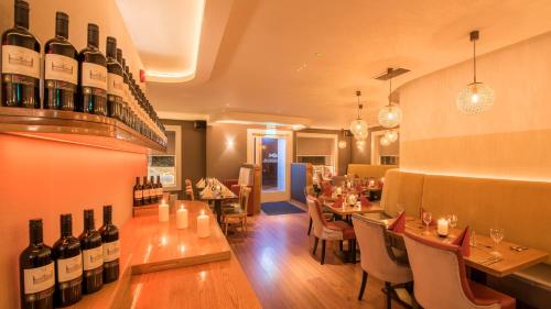 Restaurant, Clew Bay Hotel in Westport