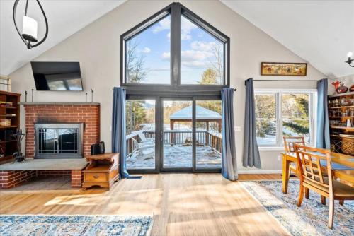 Mountain View Home with Hot Tub in Konveja (NH)