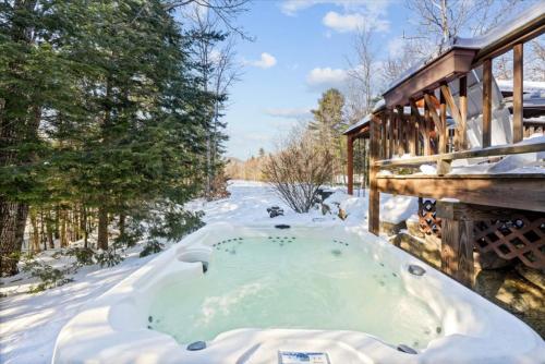 Mountain View Home with Hot Tub in Konveja (NH)