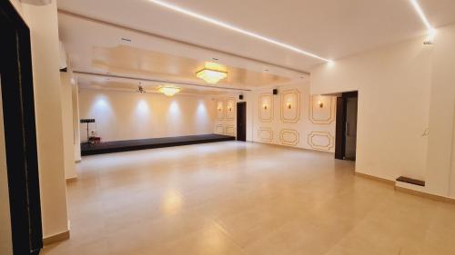 HOTEL ELEGANCE INN, MIRAJ in Miraja
