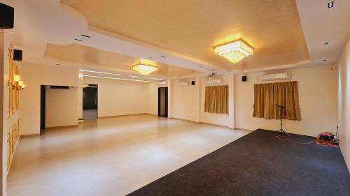 HOTEL ELEGANCE INN, MIRAJ in Miraja