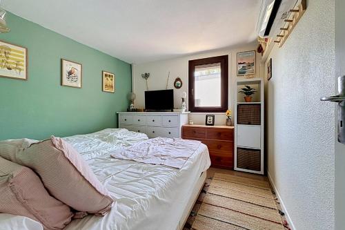 Apartment with terrace and parking in Gruissan - image 3