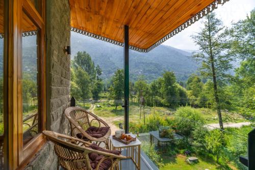 balkon/terras, StayVista at Raison Meadows with BBQ & Bonfire in Raison
