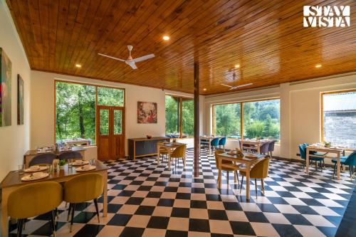 Faciliteiten, StayVista at Raison Meadows with BBQ & Bonfire in Raison