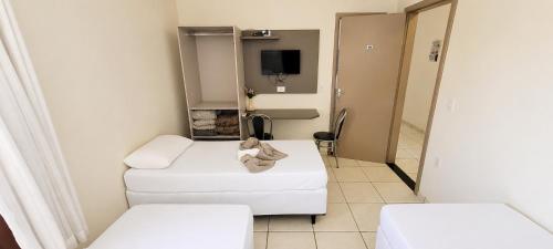 3 twin beds