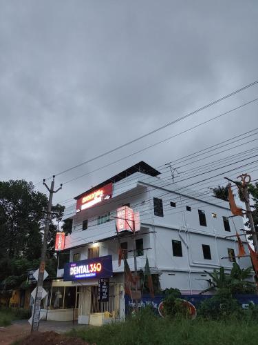 Фасада на хотела, Sarovaram Lodge Near Government Medical College Parippally in Parakulam
