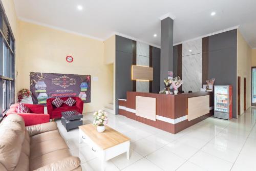 Lobby, RedDoorz near Alun Alun Slawi in Slawi