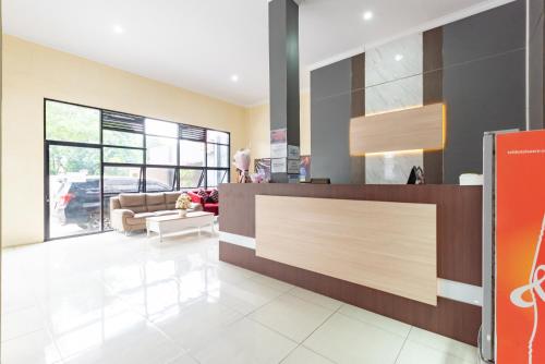 Lobby, RedDoorz near Alun Alun Slawi in Slawi