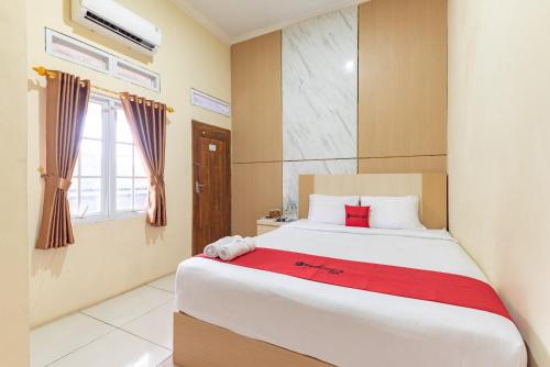 RedDoorz near Alun Alun Slawi in Slawi