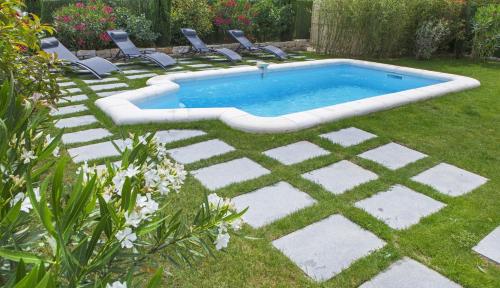 Exterior view, L'oustaou provencal - Piscine in Colonzelle