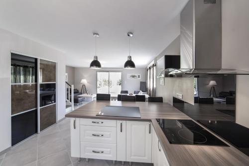 Kitchen, Le Cigalou - Piscine in Colonzelle